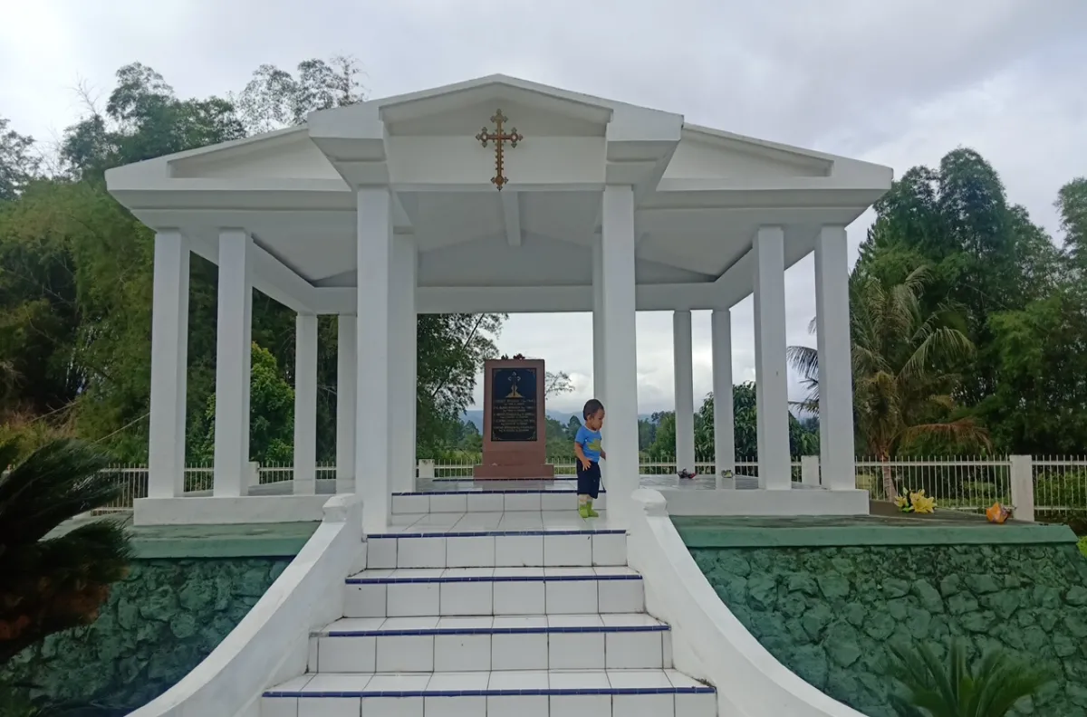 Tugu Raja Parumbal Hutahaean