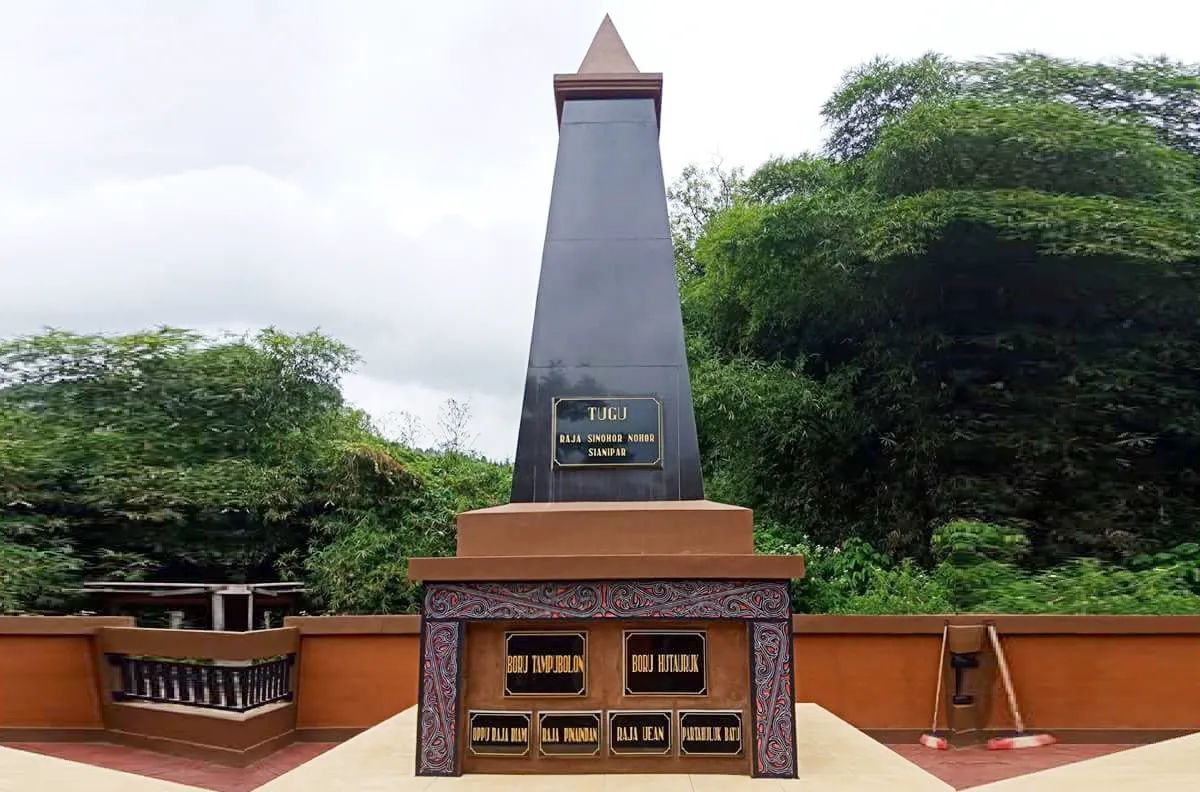 Tugu Raja Sinohor Nohor