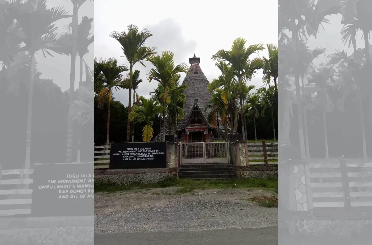 Tugu Makam Ompu Landit Simanihuruk