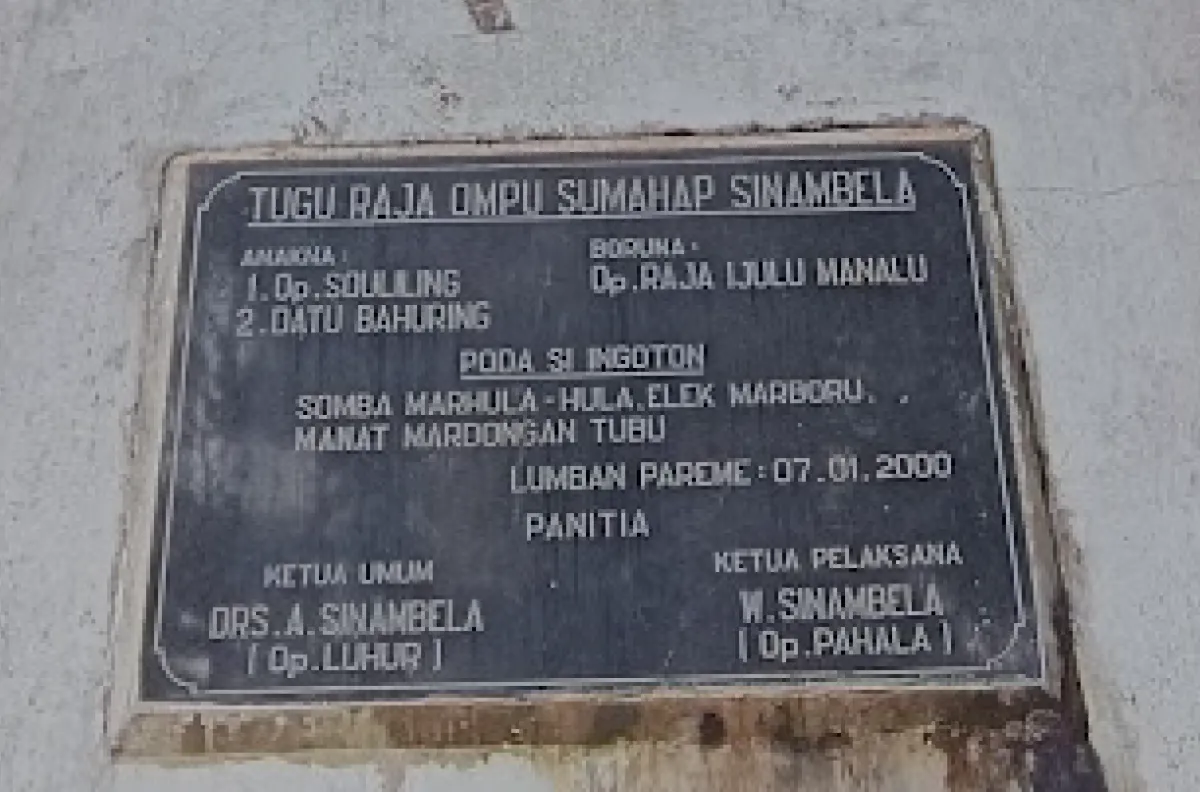 Tulisan pada Tugu Ompu Sumahap Sinambela