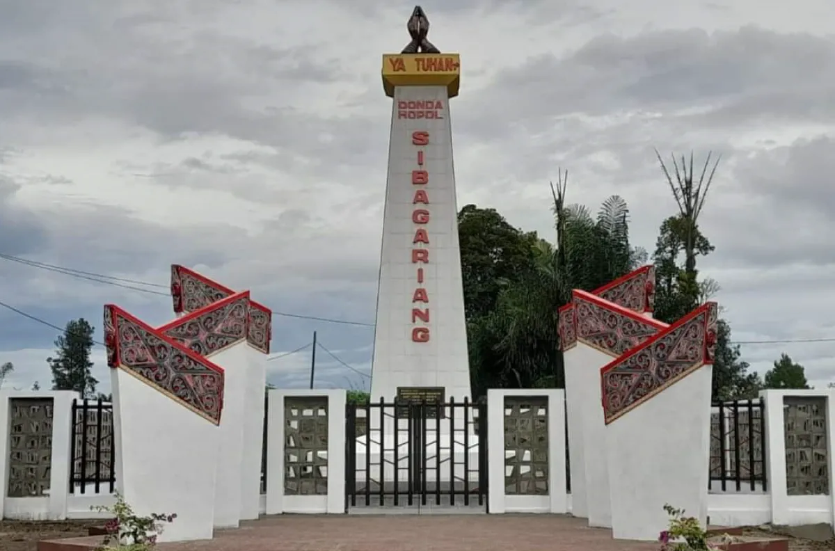 Tugu Donda Hopol Sibagariang di Desa Lumban Tongatonga, Kecamatan Siborongborong, Kabupaten Tapanuli Utara, Provinsi Sumatera Utara, Indonesia