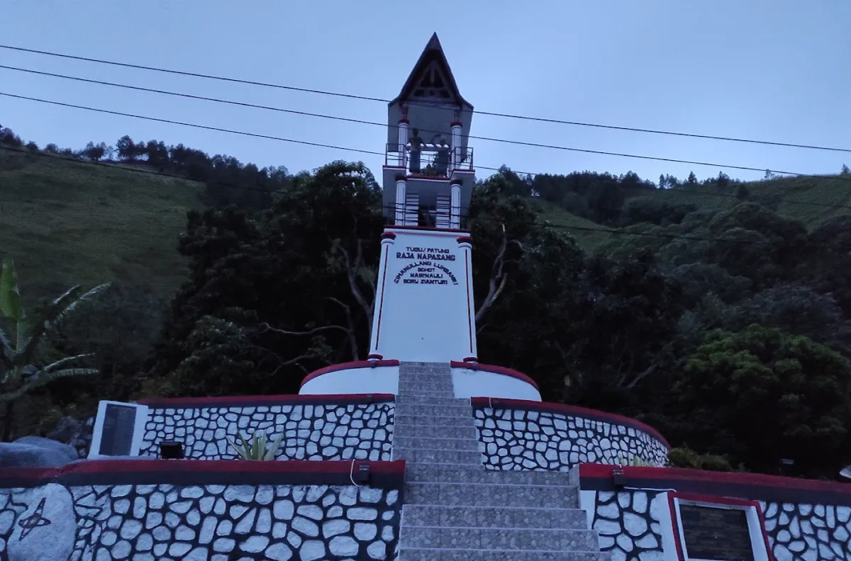 Tugu Raja Napasang Simanullang Lumban Ri